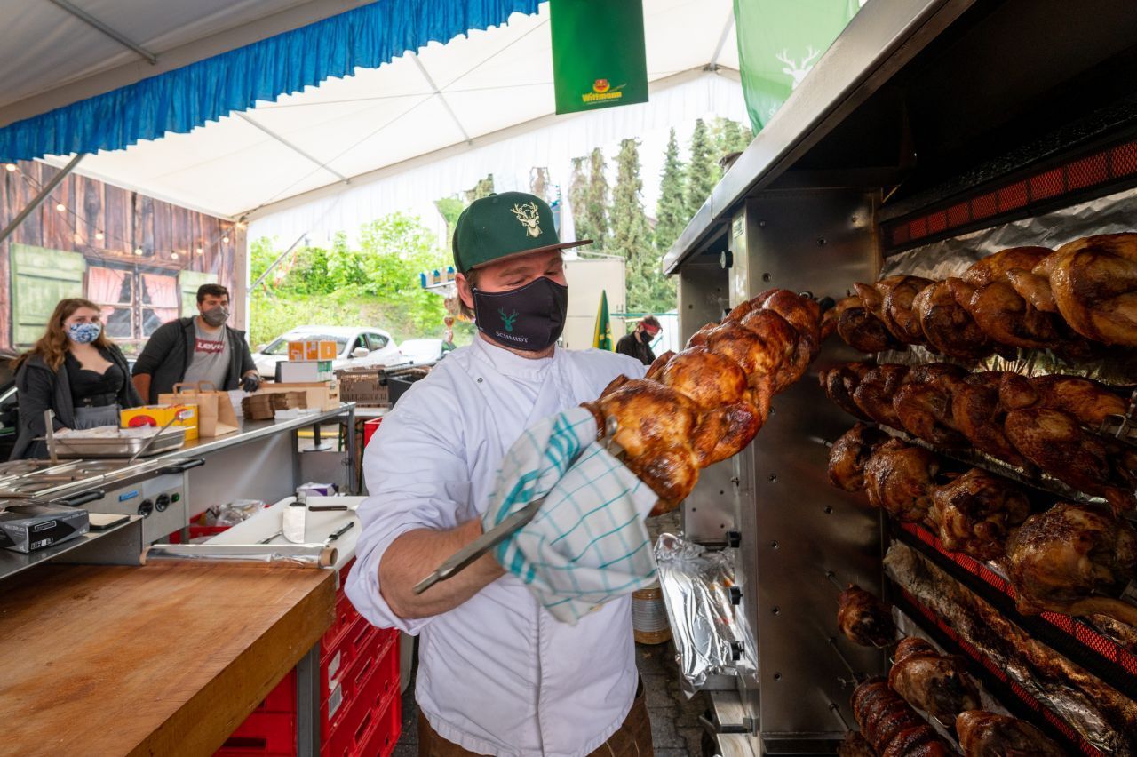 Auch im Sortiment: Frisch gegrilltes Hähnchen im Drive-in-Festzelt. 