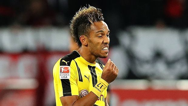 
                <strong>Oktober 2017</strong><br>
                Nein, Fehltritt kann man das sicher nicht nennen. Aber die Krise ist für Aubameyang schon ungewöhnlich, auch wenn er bereits zehn Saisontore auf dem Konto hat. Er ist seit 476 Minuten ohne Treffer, zuletzt jubelt er vor einem Monat. Der BVB wartet seit Ende September auf einen Sieg. Oft lässt Aubameyang dabei den letzten Einsatz vermissen, die sportliche Kritik an ihm wird von Woche zu Woche lauter.
              