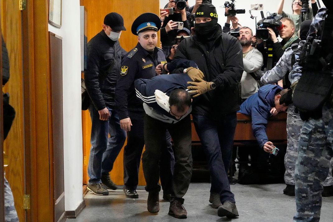 Ein Gericht in Moskau hat am Sonntagabend die ersten Haftbefehle gegen mutmaßliche Akteure des blutigen Terroranschlags auf eine Konzerthalle nordwestlich der russischen Hauptstadt erlassen.