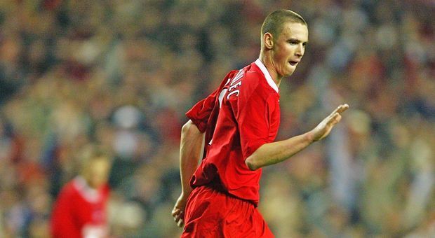 
                <strong>ST: Anthony Le Tallec</strong><br>
                FC Liverpool1 Titel (2005)3 CL-Spiele, 90 Einsatzminuten 
              
