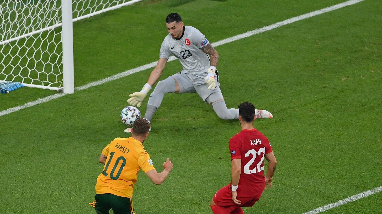 <strong>Ugurcan Cakir (Torwart)<br></strong>Die Torhüterposition scheint ein offenes Rennen zu sein. Zuletzt stand Cakir im Kasten der Türken. Der Trabzonspor-Keeper konnte in den beiden EM-Qualifikationsspielen sein Tor sauber halten. Auch Routinier Mert Günok (Besiktas Istanbul) rechnet sich nach überstandener Verletzung Chancen aus. Altay Bayindir, der im Sommer für fünf Millionen Euro zu Manchester United wechselte, erhielt bisher nur wenig Einsatzzeit.&nbsp;