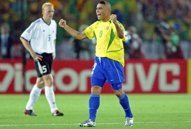 
                <strong>Damals Ronaldo</strong><br>
                Grund 1: Ronaldo war im Jahr 2002 auf dem Höhepunkt seiner Karriere. Der Weltfußballer des Jahres 2002 war maßgeblich am Erfolg beteiligt - satte acht Treffer erzielte der Stürmer für sein Heimatland. 
              