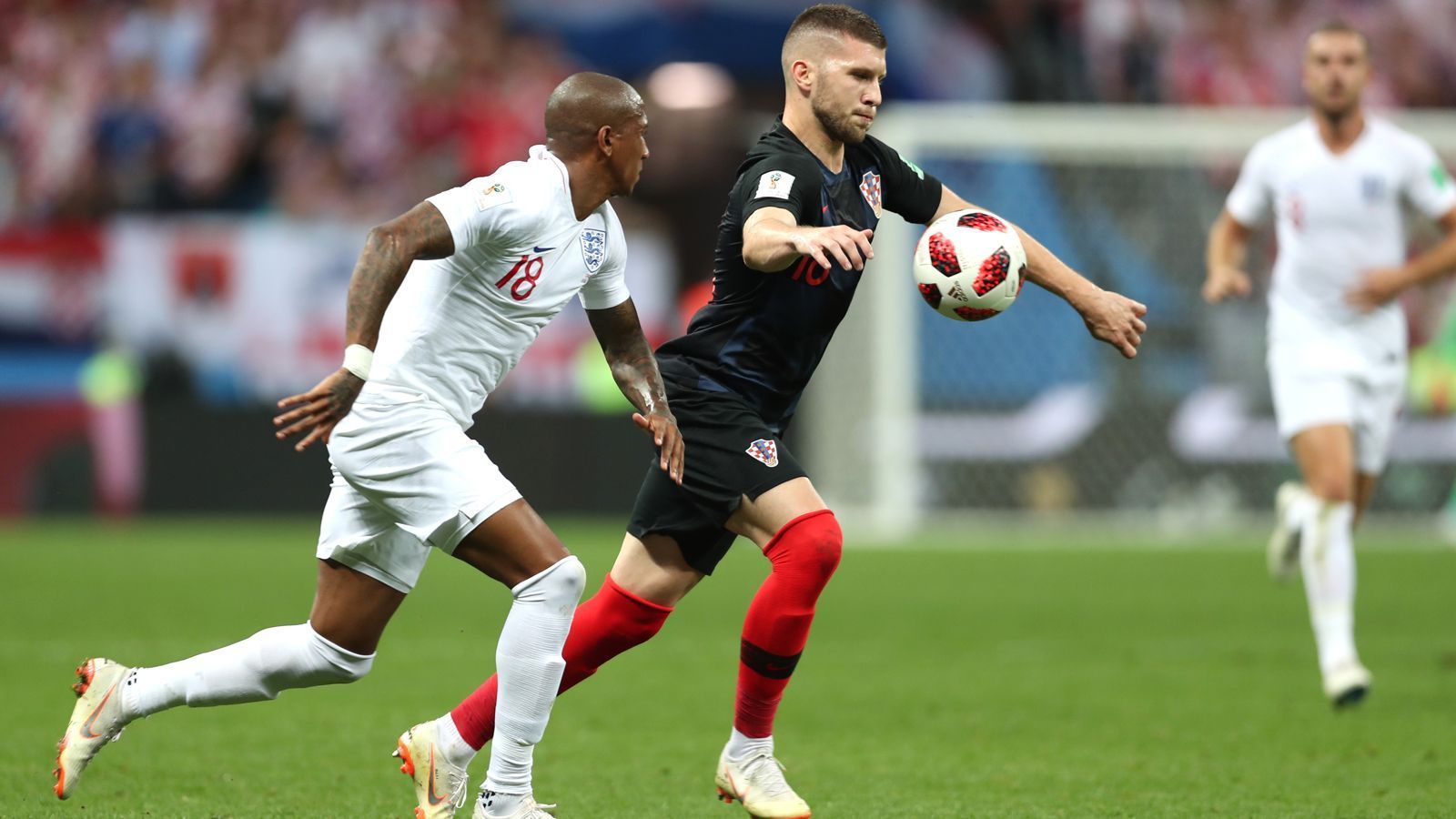 
                <strong>Ante Rebic (Kroatien)</strong><br>
                Der bullige Offensivspieler von Eintracht Frankfurt braucht ein Weilchen, um ins Spiel zu finden. Dann ackert und rackert Rebic, beschäftigt die englischen Verteidiger und glänzt mit einigen guten Anspielen. Aber die entscheidende Aktion ist ihm nicht vergönnt, auf einen Bruda, der ihm einen Ball lang spielt, wartet er auch vergeblich. ran-Note: 
              