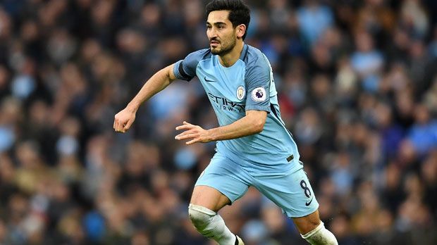
                <strong>Ilkay Gündogan (Manchester City)</strong><br>
                Sein erster Verein hieß SV Heßler 06. 1998 wechselte er zum FC Schalke, wurde jedoch nach einer Saison aussortiert. Anschließend ging es zurück zum Heimatverein. 2005 gelang Gündogan, nach einem Jahr beim SSV Buer, der Sprung in die U17-Mannschaft vom VfL Bochum. Nürnberg war das Sprungbrett zum BVB - von wo aus es schließlich in die Premier League ging.  
              