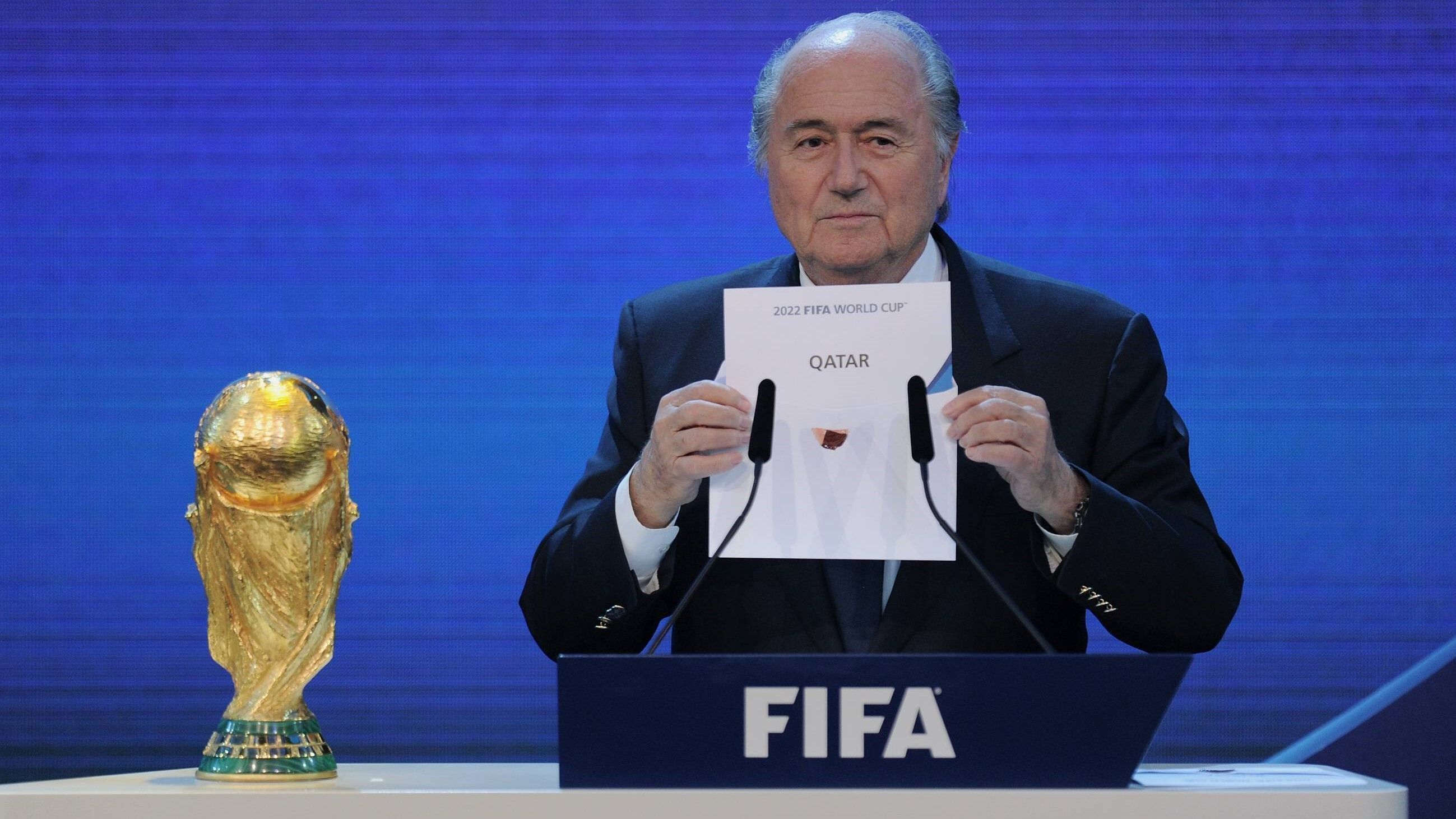 
                <strong>Als Schalke das letzte Mal gegen Bayern gewann, ...</strong><br>
                … vergab die Fifa trotz erheblicher Proteste die WM 2018 nach Russland und die WM 2022 nach Katar. Zuvor waren drei Mitglieder der Exekutive wegen Bestechlichkeit suspendiert worden. Präsident Joseph Blatter saß diesen Skandal damals noch aus. 
              