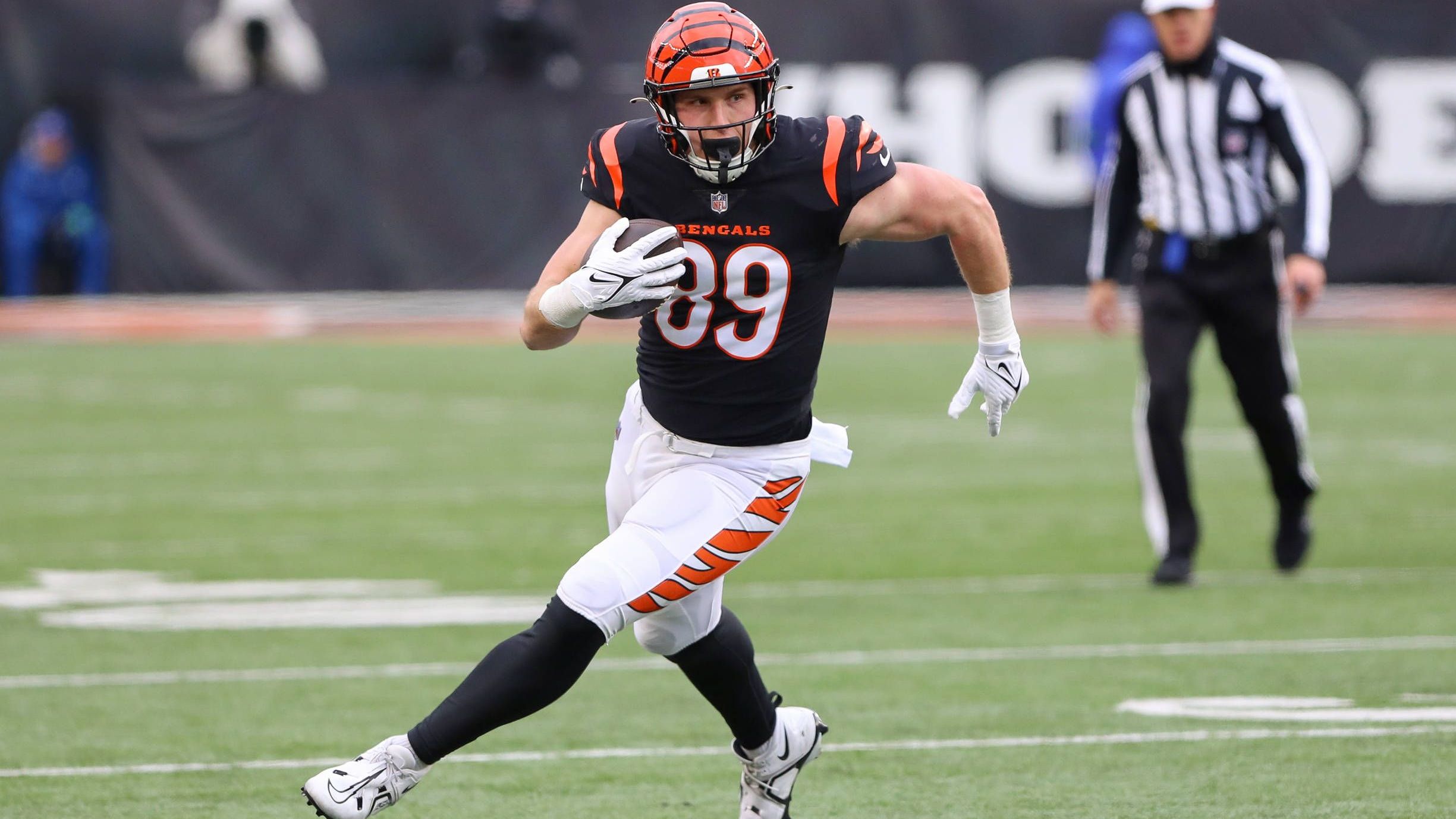 <strong>Cincinnati Bengals</strong><br>- RB Zack Moss (2 Jahre, 8 Millionen US-Dollar) <br>- WR Tee Higgins (1 Jahr, 21,8 Millionen US-Dollar) <br>- WR Trenton Irwin (1 Jahr, 1,5 Millionen US-Dollar)<br>- TE Mike Gesicki (1 Jahr, 2,5 Millionen US-Dollar) <br>- TE Tanner Hudson (1 Jahr, 1,3 Millionen US-Dollar)<br>- TE Drew Sample (3 Jahre, 10,5 Millionen US-Dollar, <strong>im Bild</strong>)<br> - OT Trent Brown (1 Jahr, 4,8 Millionen US-Dollar)<br>- G Cody Ford (1 Jahr, 1,4 Millionen US-Dollar)<br>- DT Sheldon Rankins (2 Jahre, 24,5 Millionen US-Dollar) <br>- LB Akeem Davis-Gaither (1 Jahr, 2,7 Millionen US-Dollar)<br>- S Vonn Bell (1 Jahr, 1,2 Millionen US-Dollar) <br>- S Geno Stone (2 Jahre, 14 Millionen US-Dollar)<br>- RB Trayveon Williams (1 Jahr, 1,3 Millionen US-Dollar)