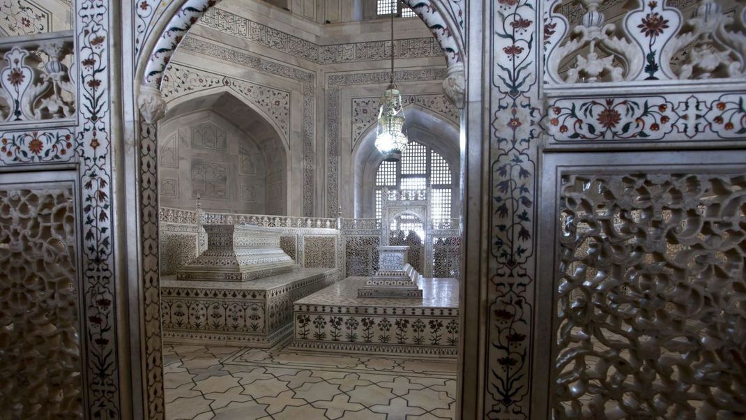 Eine der seltenen Ansichten aus dem Inneren des Taj Mahal: Das Grabmal aus Marmor von Shah Jahan und Mumtaz Mahal.