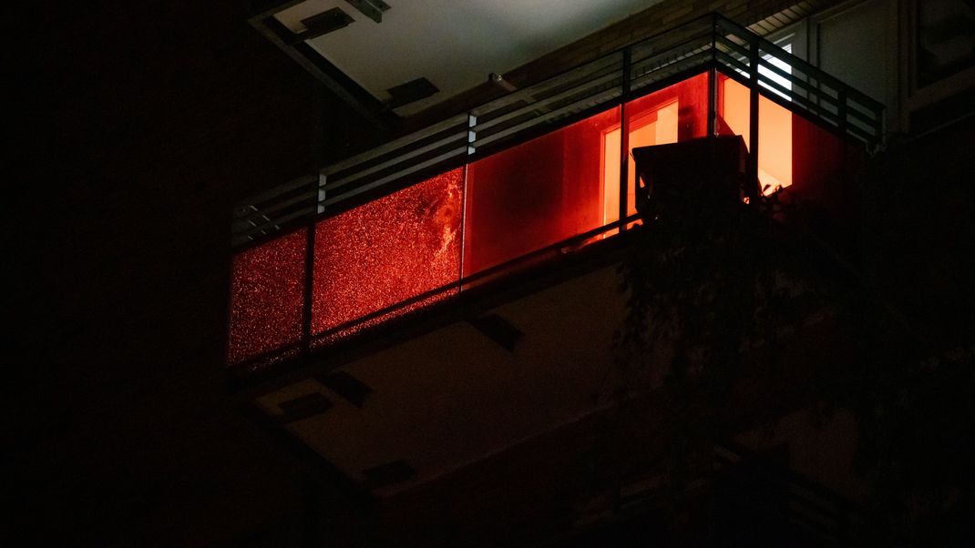 Eine Scheibe mit Einschussloch an einem Balkon in Altona, nachdem eine Person mit einer Schusswaffe einen Großeinsatz der Polizei ausgelöst hat.