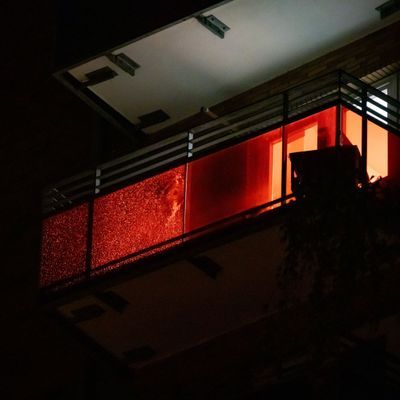 Eine Scheibe mit Einschussloch ist an einem Balkon in Altona zu sehen, nachdem eine Person mit einer Schusswaffe einen Großeinsatz der Polizei ausgelöst hat.