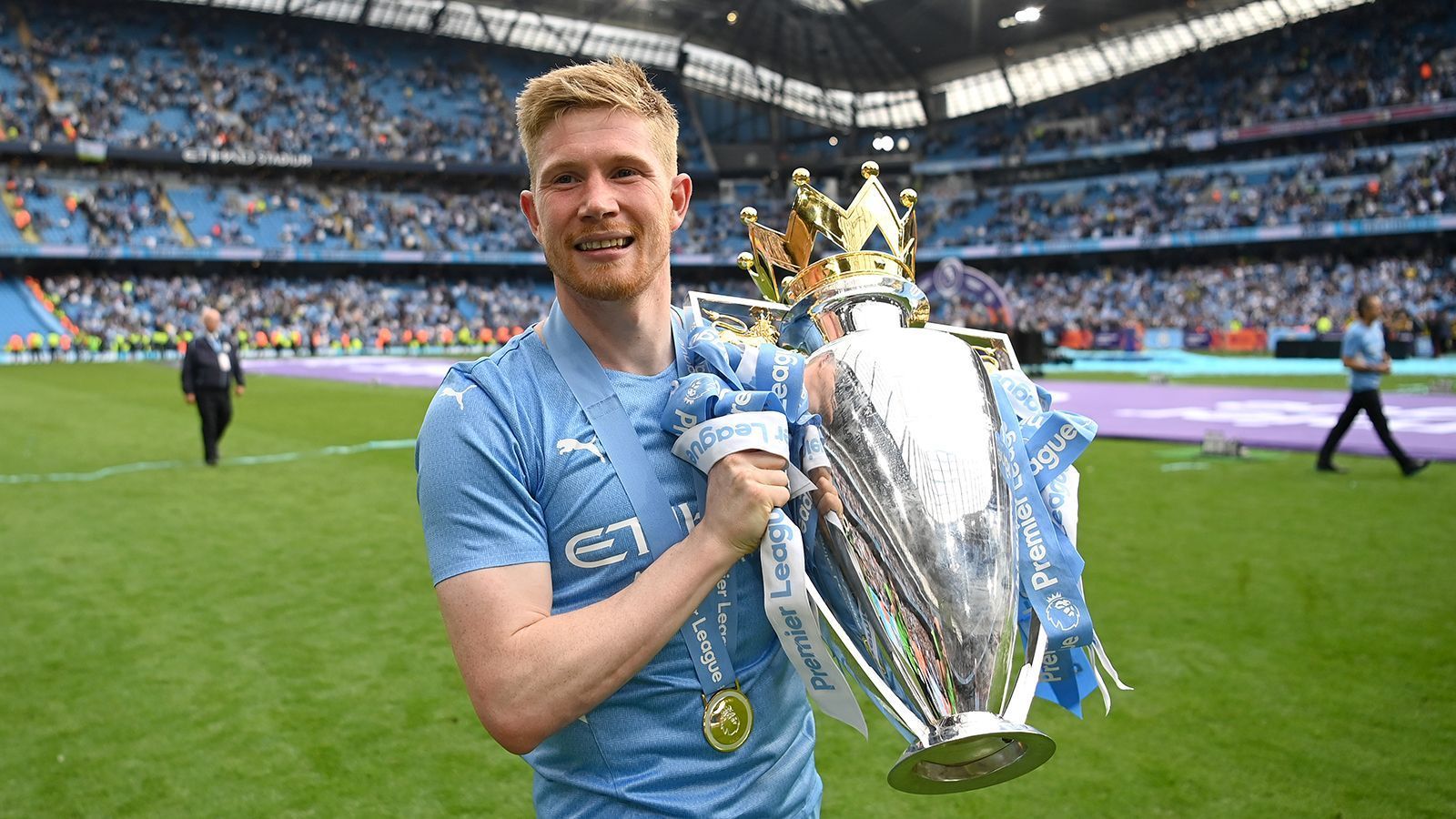 
                <strong>Halblinker Mittelfeldspieler: Kevin De Bruyne (Manchester City)</strong><br>
                Dafür umso torgefährlicher war Kevin De Bruyne. Der Mittelfeldstar schoss 19 Tore und legte 14 weitere auf. Der 30-Jährige zählt seit Jahren zu den besten Spielern der Welt und stellte diesen Status in der abgelaufenen Spielzeit erneut unter Beweis. Auch dank des Belgiers setzte sich Manchester City letztlich im knappen Titelrennen in der Premier League gegen den FC Liverpool durch.
              