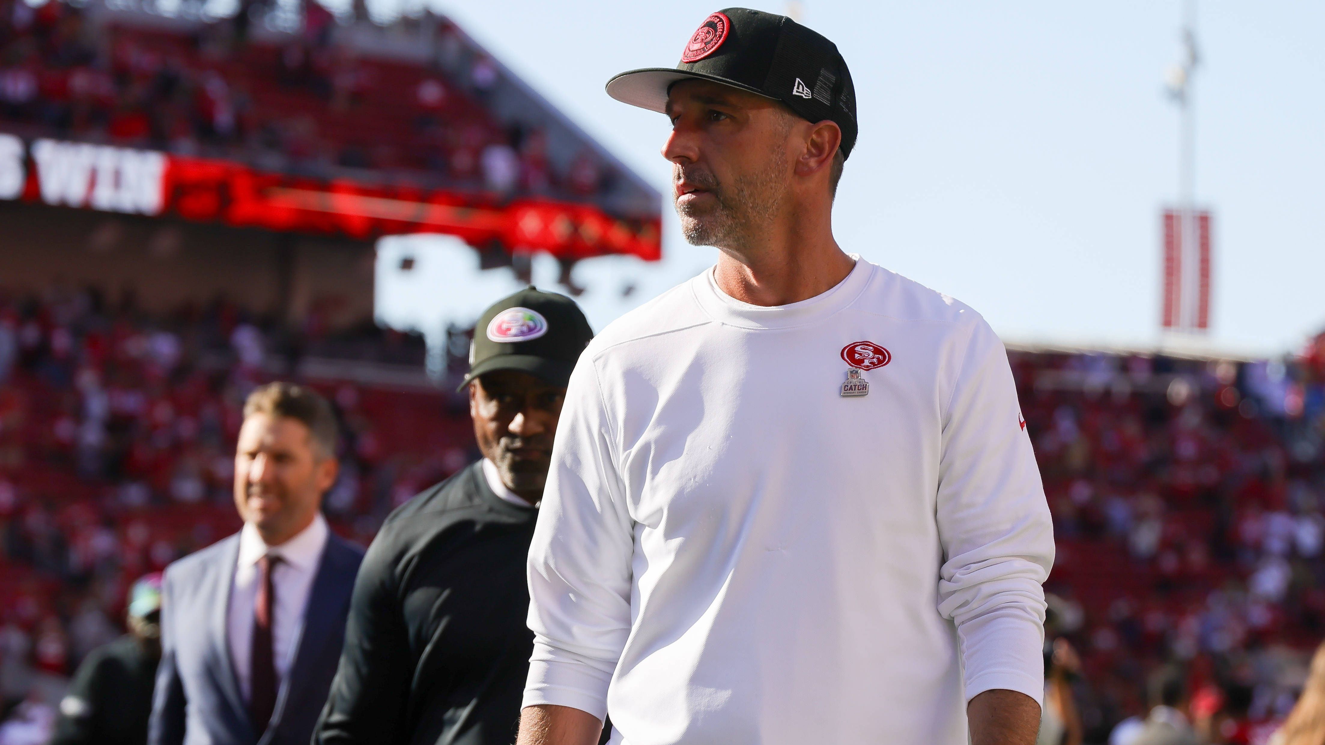 <strong>Gewinner: Kyle Shanahan (San Francisco 49ers)</strong><br>Der 43-Jährige orchestrierte ein wahres Feuerwerk gegen eine eigentlich hochgelobte Defense der Cowboys. Die kann noch so hochgelobt sein, Mastermind Shanahan findet auch gegen das Star-Ensemble aus Dallas Lösungen, wie sein Team beinahe mühelos den NFC-Rivalen bloßstellen kann.