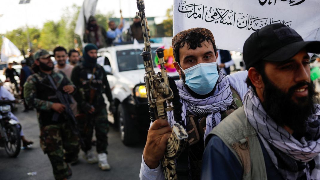 Mitglieder der Taliban, unterwegs auf den Straßen in Kabul. Die radikalislamische Gruppe regiert seit zwei Jahren in Afghanistan.