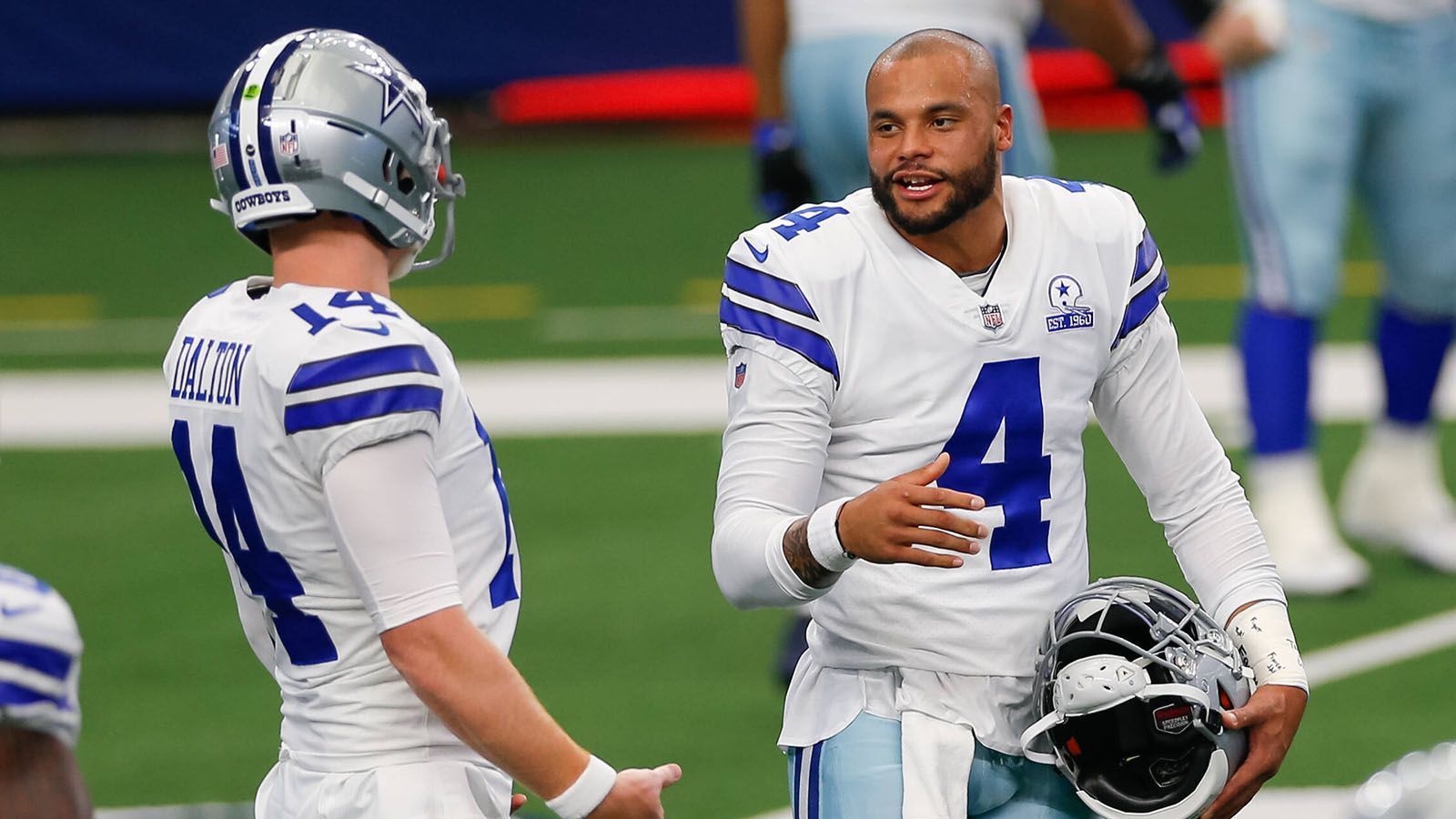 
                <strong>Platz 7: Dak Prescott (Dallas Cowboys)</strong><br>
                Trotz seiner schweren Knöchelverletzung hat es Prescott in die Top 10 geschafft, auch weil er bis zu jener Verletzung überragende Leistungen zeigte und die Cowboys besser dastehen ließ, als es das Potenzial des Teams eigentlich zulässt. Doch eine Schwäche bislang sind noch die Partien gegen spätere Playoff-Teams, in denen Prescott regelmäßig schwächelt. 
              