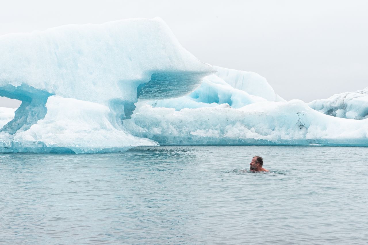 "Eine kalte Dusche am Tag hält dir den Arzt vom Leib." Oder nach Möglichkeit ein Bad in isländischen Eisgewässern.