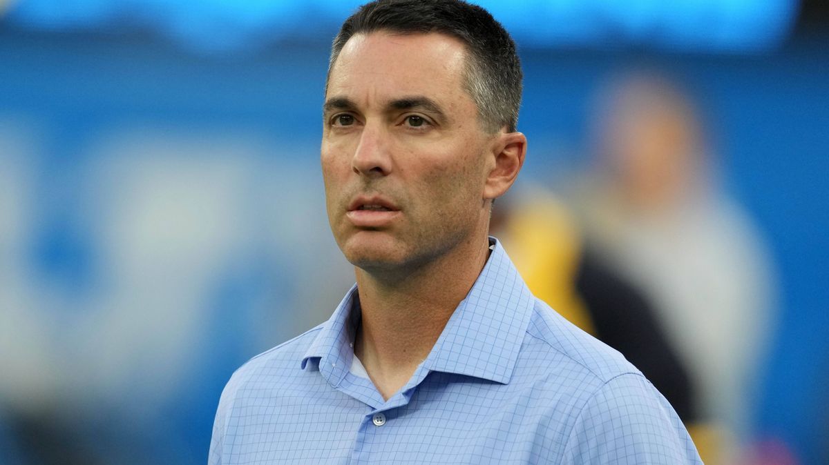 NFL, American Football Herren, USA Los Angeles Rams at Los Angeles Chargers, Aug 13, 2022; Inglewood, California, USA; Los Angeles Chargers general manager Tom Telesco watches during the game again...