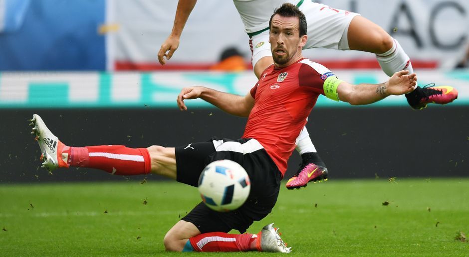 
                <strong>Christian Fuchs</strong><br>
                Christian Fuchs: Als Linksverteidiger zumeist sicher. Kurz vor der Halbzeit beweist Ungarns Dzsudusak aber, dass auch Fuchs überwindbar ist. Zu Beginn der zweiten Hälfte schaltet sich der 30-Jährige erstmals über den Flügel mit in die Offensive ein, bleibt dabei aber erfolglos. ran-Note: 4
              