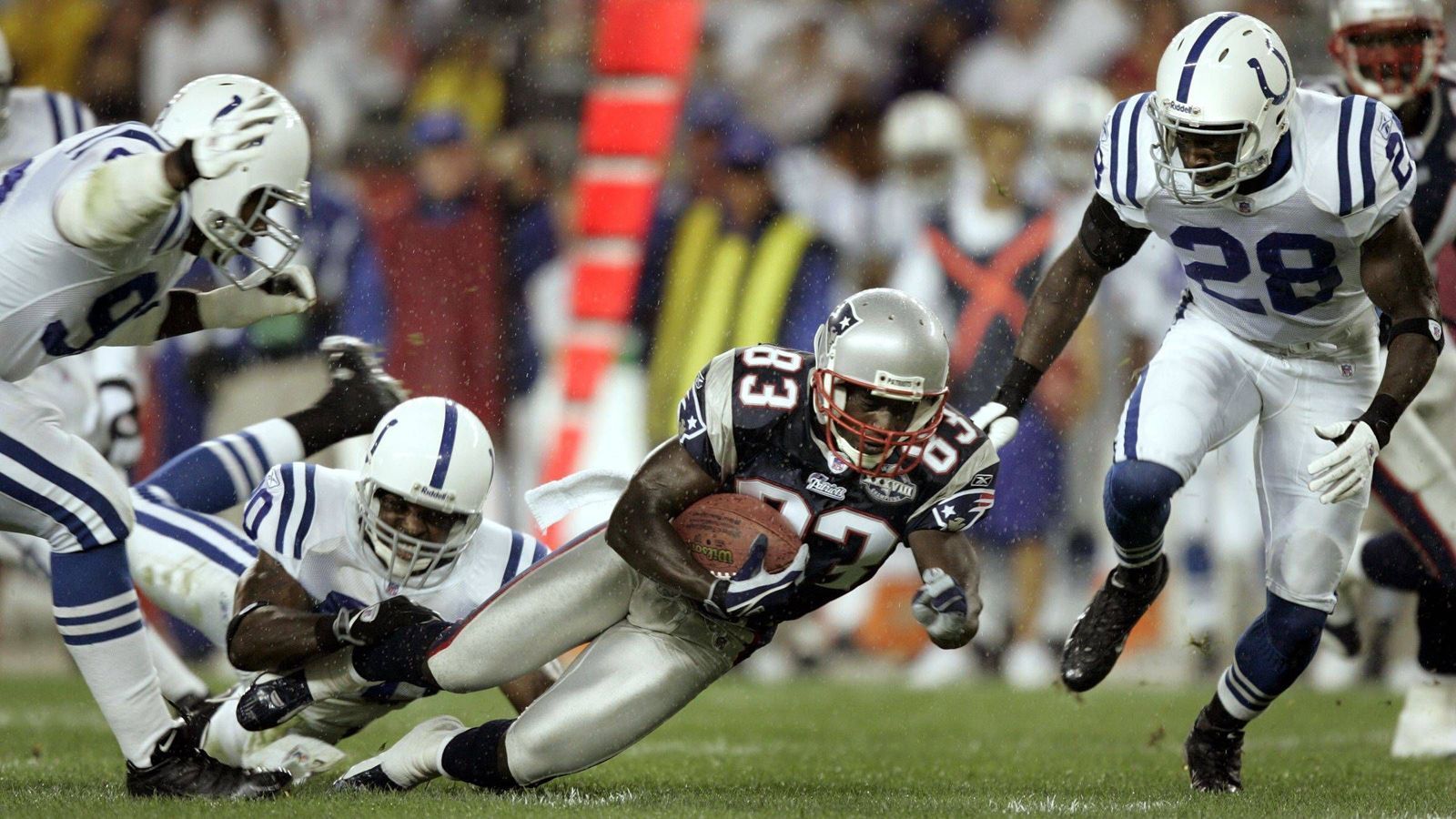 
                <strong>2004 im Gillette Stadium: Indianapolis Colts @ New England Patriots 24:27</strong><br>
                Es war das allererste offizielle Eröffnungsspiel der NFL, welches der Super Bowl-Sieger des Vorjahres ausrichtete. Der Gegner jenes Vorjahres-Siegers, den Patriots, waren die Indianapolis Colts, eine alte Divisionsrivalität also. Es war ein Offensivfeuerwerk, bei dem Tom Brady (335 Yards, drei Touchdowns, eine Interception) gegen Peyton Manning (256 Yards, zwei Touchdowns, eine Interception) die Oberhand behielt.
              