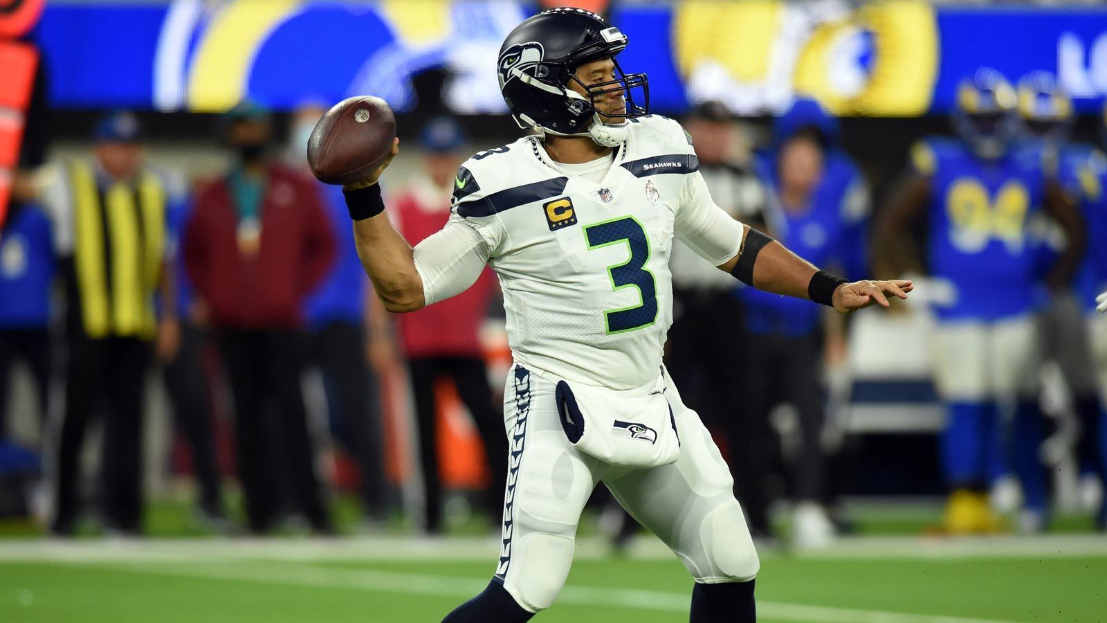 
                <strong>Russell Wilson (Seattle Seahawks)</strong><br>
                &#x2022; 250.000 US-Dollar, wenn er die reguläre Saison mit einer Passing Completion von über 66 Prozent beendet. (zurzeit 65,2)<br>
              
