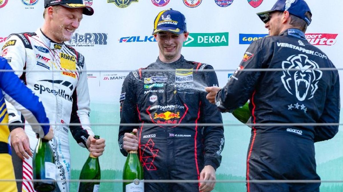 Fabio Scherer mit Chris Lulham und Max Verstappen auf dem NLS-Podest