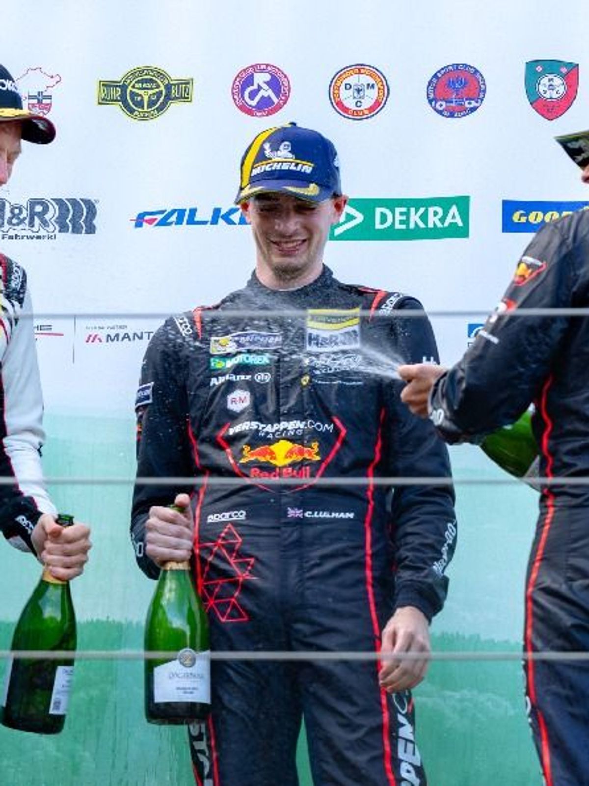 Fabio Scherer mit Chris Lulham und Max Verstappen auf dem NLS-Podest