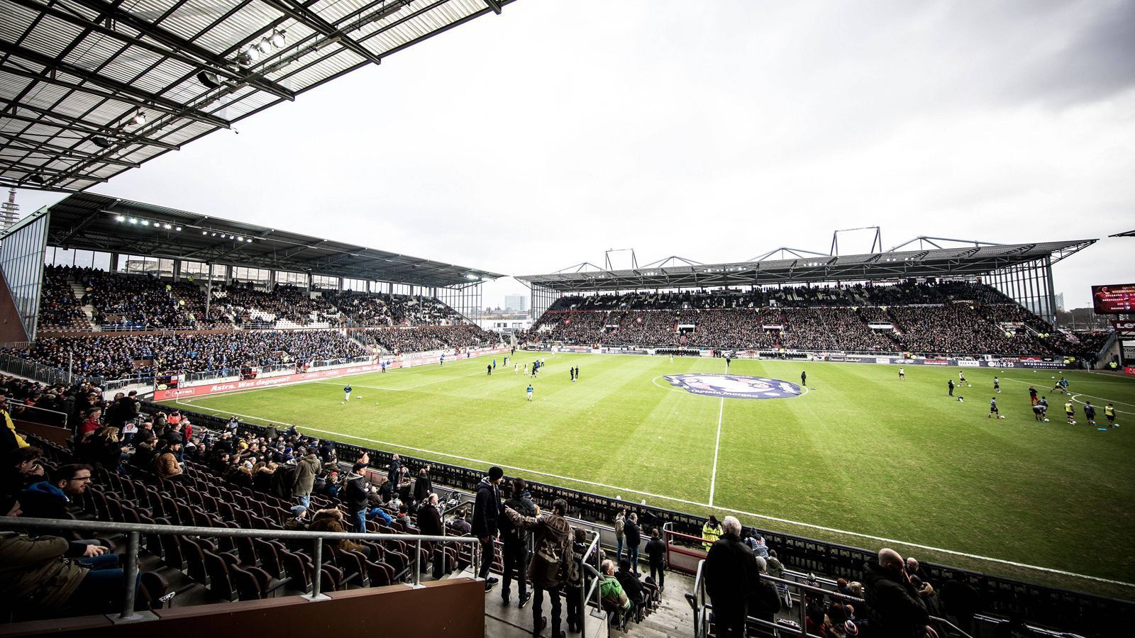 
                <strong>Platz 6: Millerntor Stadion (FC St. Pauli)</strong><br>
                4,6 Sterne (4899 Bewertungen)
              