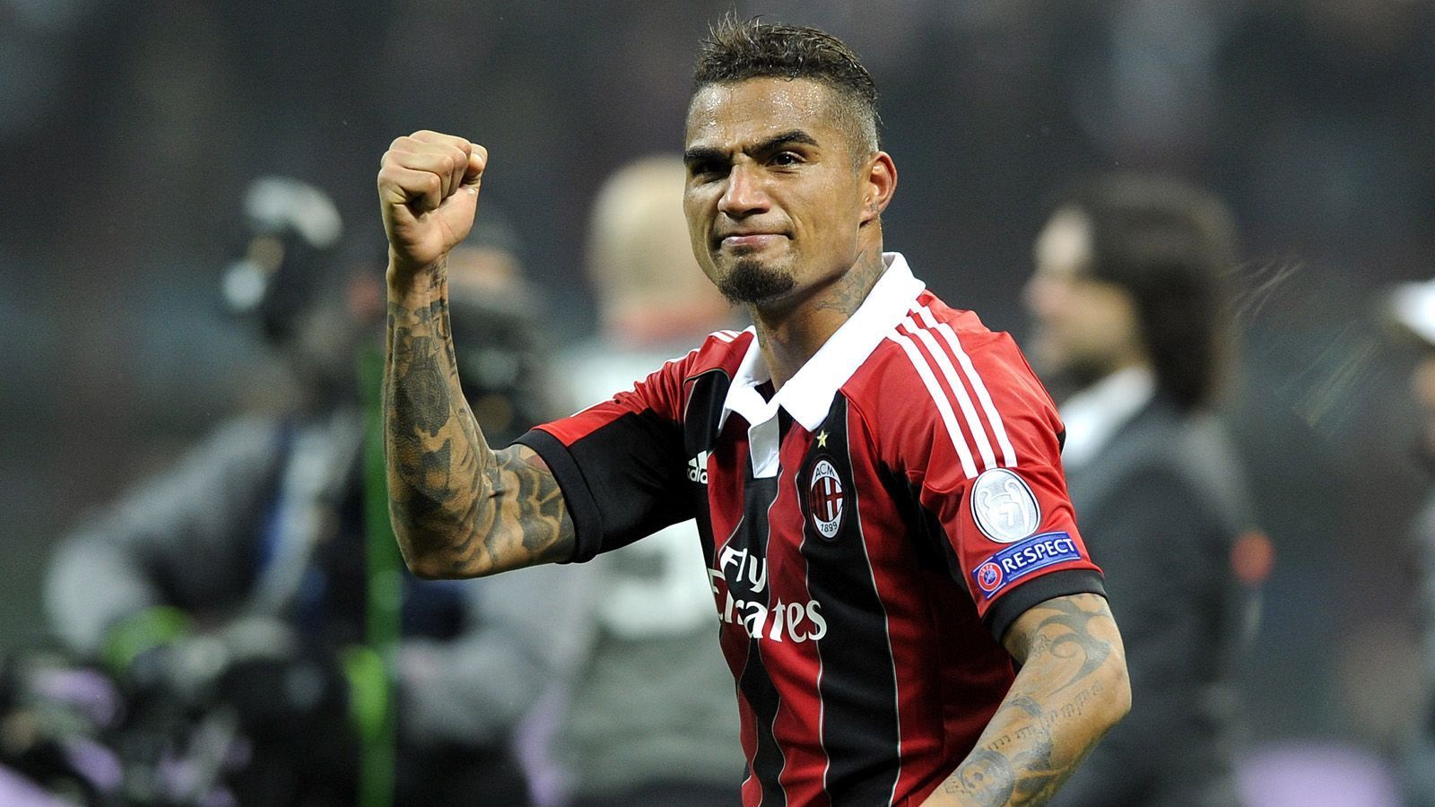 
                <strong>AC Mailand (Serie A)</strong><br>
                Nachdem sich Milan vorzeitig den Meistertitel sichern konnte, zogen die Mailänder am Ende der Saison 2011 die Kaufoption und übernahmen die restlichen Transferrechte an Boateng. In der darauffolgenden Saison wurde Boateng Leistungsträger, sicherte sich die Trikotnummer zehn, die durch den Abgang von Ibrahimovic nach Paris frei wurde. In seiner Zeit bei Milan setzte Boateng erste deutliche Statements gegen Rassismus im Fußball und erfuhr international großen Zuspruch.
              