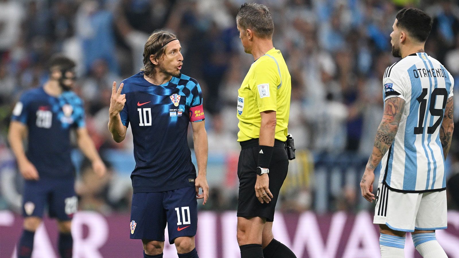 
                <strong>Foul-Diskussion zwischen Modric und Orsato</strong><br>
                Modric hat nach 13 Minuten Gesprächsbedarf mit Schiedsrichter Daniele Orsato. Denn der Italiener pfeift eine Aktion vom Profi von Real Madrid ab, weil dieser einen argentinischen Konter gegen Alexis Mac Allister im Mittelkreis unterbindet.
              