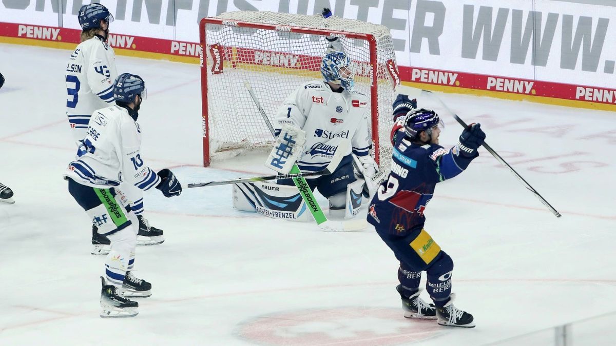 Ty Ronning trifft zum 1:0 gegen Straubing