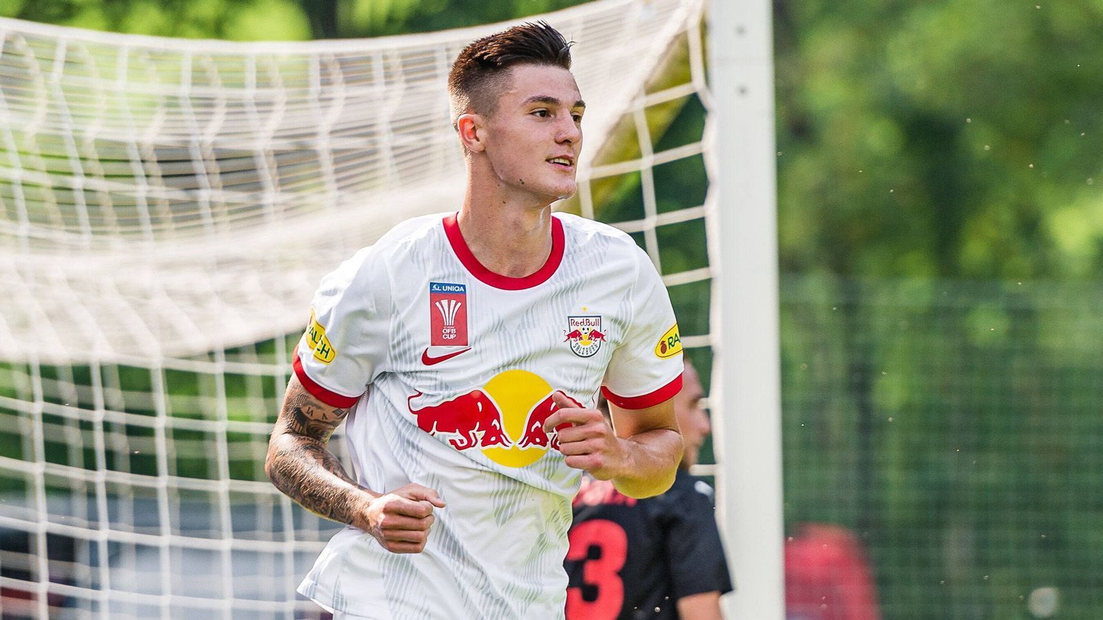 
                <strong>Benjamin Sesko</strong><br>
                Benjamin Sesko absolvierte 39 Spiele für RB Salzburg und erzielte zwölf Tore für die Österreicher. RB sicherte sich jüngst die Dienste des 19-Jährigen für 24 Millionen Euro. Der 19-Jährige wird aber erst kommende Saison für die Sachsen auflaufen, die verliehen ihn nämlich für ein Jahr zurück an Salzburg.
              