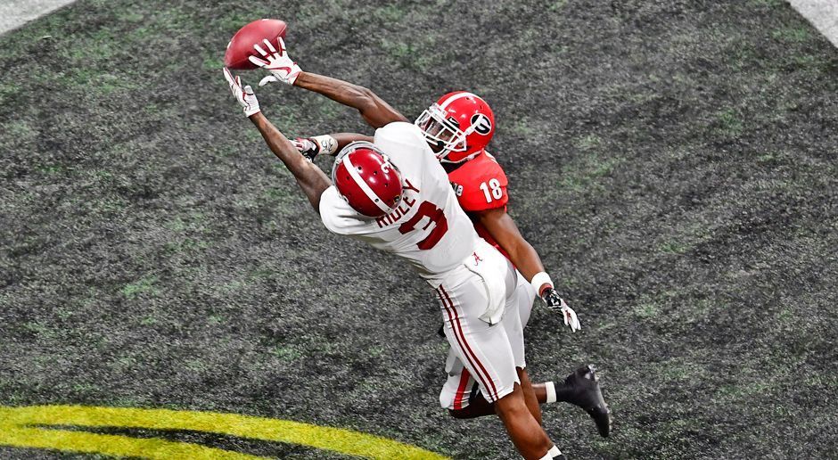 
                <strong>15. Pick - Arizona Cardinals: WR Calvin Ridley</strong><br>
                Ja, die Cardinals brauchen noch einen Quarterback, auf den sie langfristig bauen können. Nur gibt es den nach dem siebten Pick nicht mehr. Lamar Jackson dürfte dem in den vergangenen Jahren auf pure Pass-Quarterback setzende Klub nicht genug Pass-Quarterback sein. Da auch bei den Wide Receivern ein großer Bedarf besteht, ist der beste im Draft die logische Wahl.
              