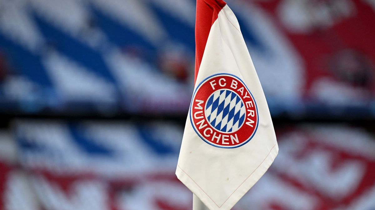 Das Vereinswappen des FC Bayern München ist auf einer Eckfahne zu sehen.