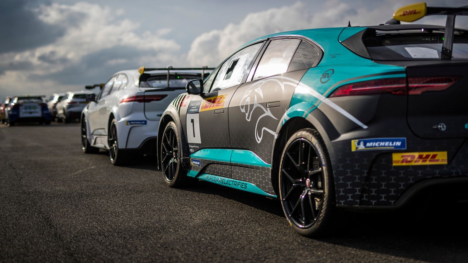 
                <strong>Jaguar I-PACE eTrophy: Das sind die Fahrer und Teams</strong><br>
                Hinzu kommt bei jedem Event ein sogenanntes VIP-Auto mit einem Gaststarter am Steuer.
              