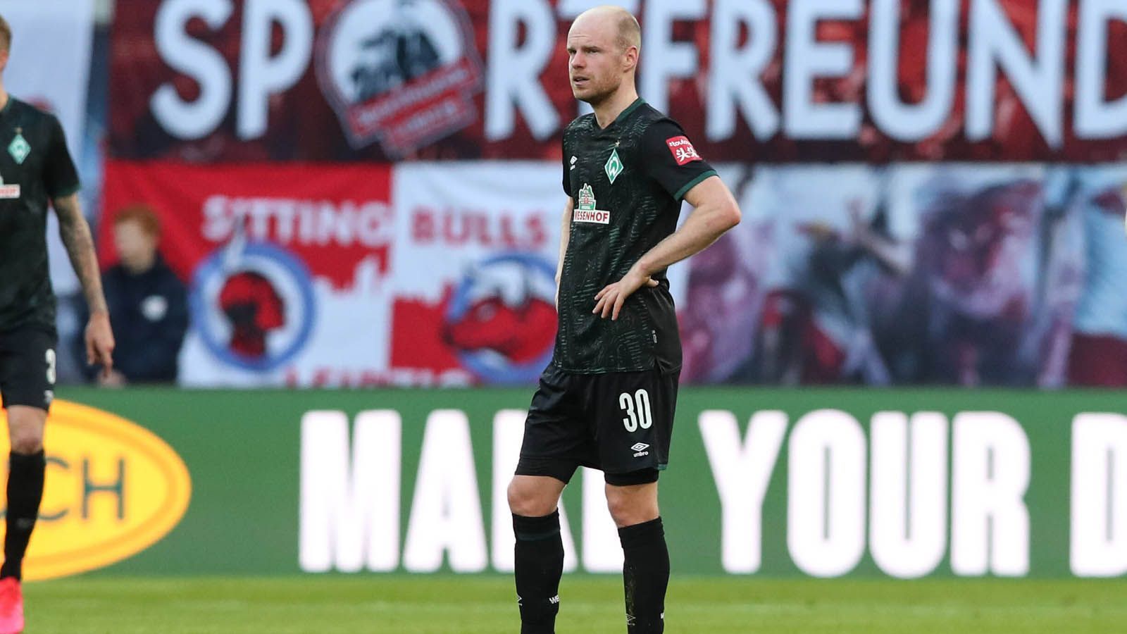 
                <strong>Verlierer - Werder Bremen</strong><br>
                Durch die Corona-Krise ohnehin schon finanziell gebeutelt, gaben die Bremer im Transfer-Endspurt auch noch Routinier Davy Klaassen ab, obwohl auf der Sechserposition ohnehin schon ein Loch klaffte. Der sich lange anbahnende Abgang von Milot Rashica platzte in letzter Sekunde, sodass hinter der Motivation des Kosovaren - in Topform einer der Topstars bei Werder - noch ein Fragezeichen steht. Auf der Zugangsseite wurden Leonardo Bittencourt und Ömer Toprak nach ihren Leihen fest verpflichtet. Mehr lässt Werders Budget nicht zu. 
              