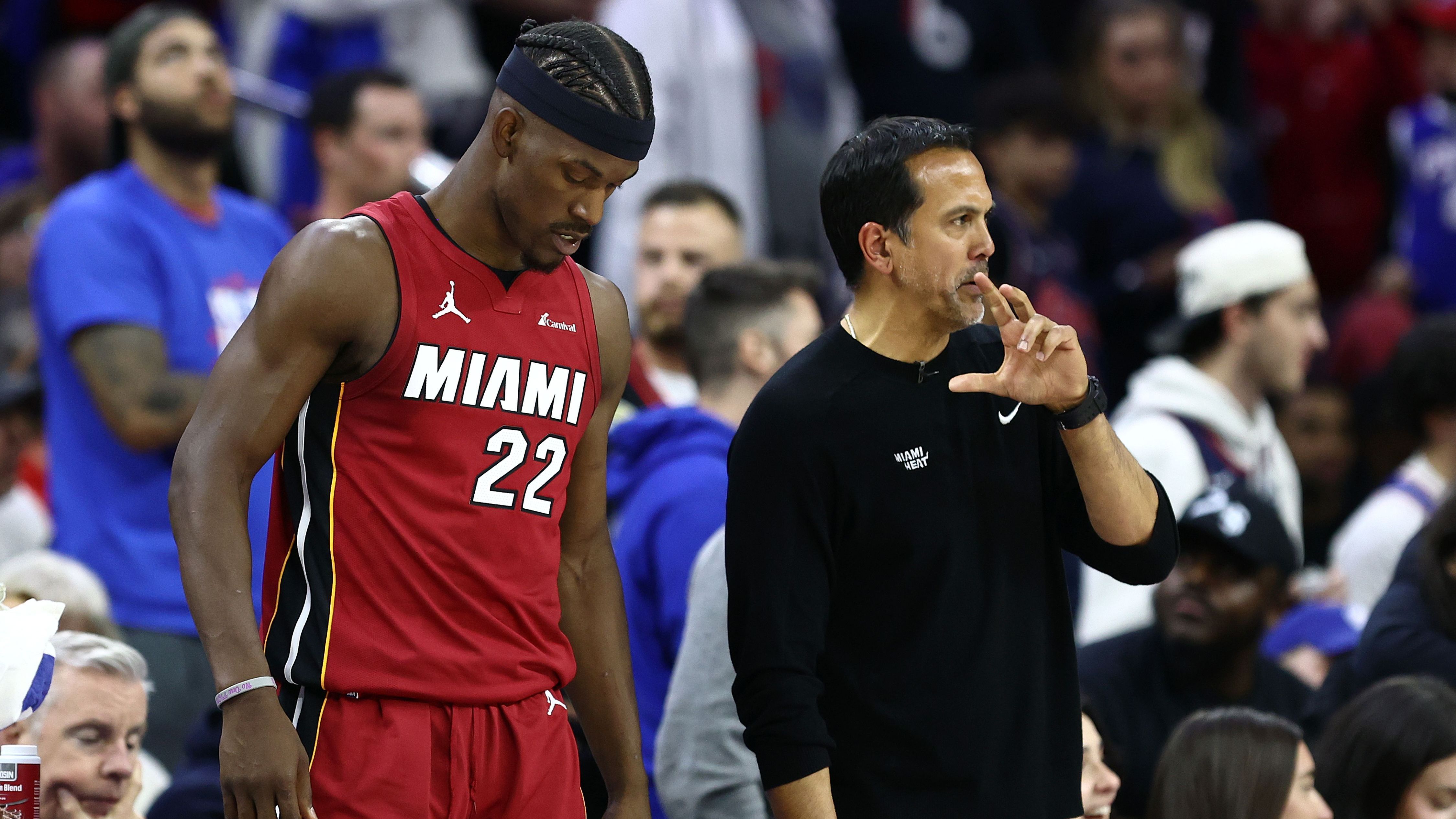 <strong>Jimmy Butler (Miami Heat)</strong><br>Die Miami Heat haben nicht nur das erste Play-In gegen die Philadelphia 76ers verloren, sondern auch Jimmy Butler. "Playoff-Jimmy" zog sich eine Außenbandverletzung zu, mit der er rund vier bis sechs Wochen fehlen soll. Wahrscheinlich ist die Saison für ihn also beendet, sollte es Miami nicht wider Erwarten in die Finals schaffen.
