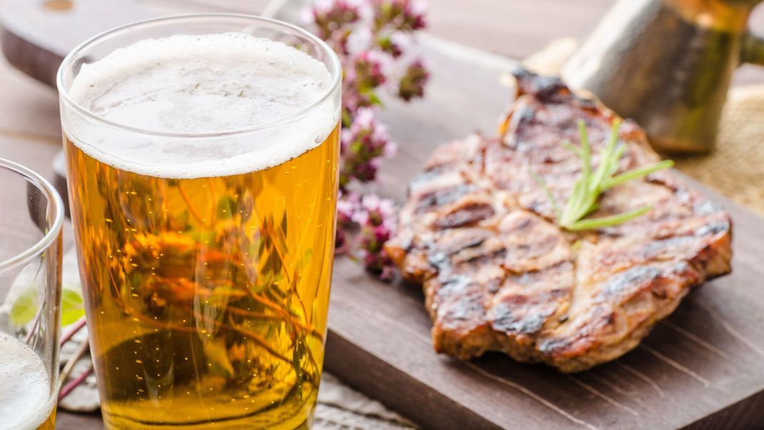 Bier schmeckt nicht nur als Getränk zum Grillen, es ist auch eine ideale Marinade für Fleisch.