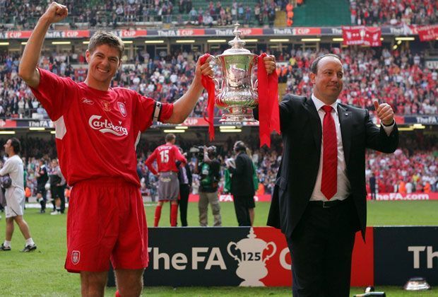 
                <strong>FA-Cup-Gewinn</strong><br>
                Den FA-Cup gewinnt Gerrard gleich zwei Mal. 2001 und 2006 holt er die Trophäe an die Anfield Road. Doch die englische Meisterschaft bleibt ihm in seiner bisherigen Karriere stets verwehrt. 
              