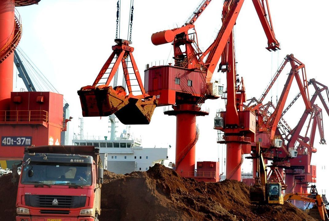 Seltene-Erden-Erze werden im chinesischen Hafen Lianyungang auf Schiffe verladen. In dem Land liegen die größten derzeit bekannten Reserven an Seltenen Erden: etwa 44 Millionen Tonnen. 