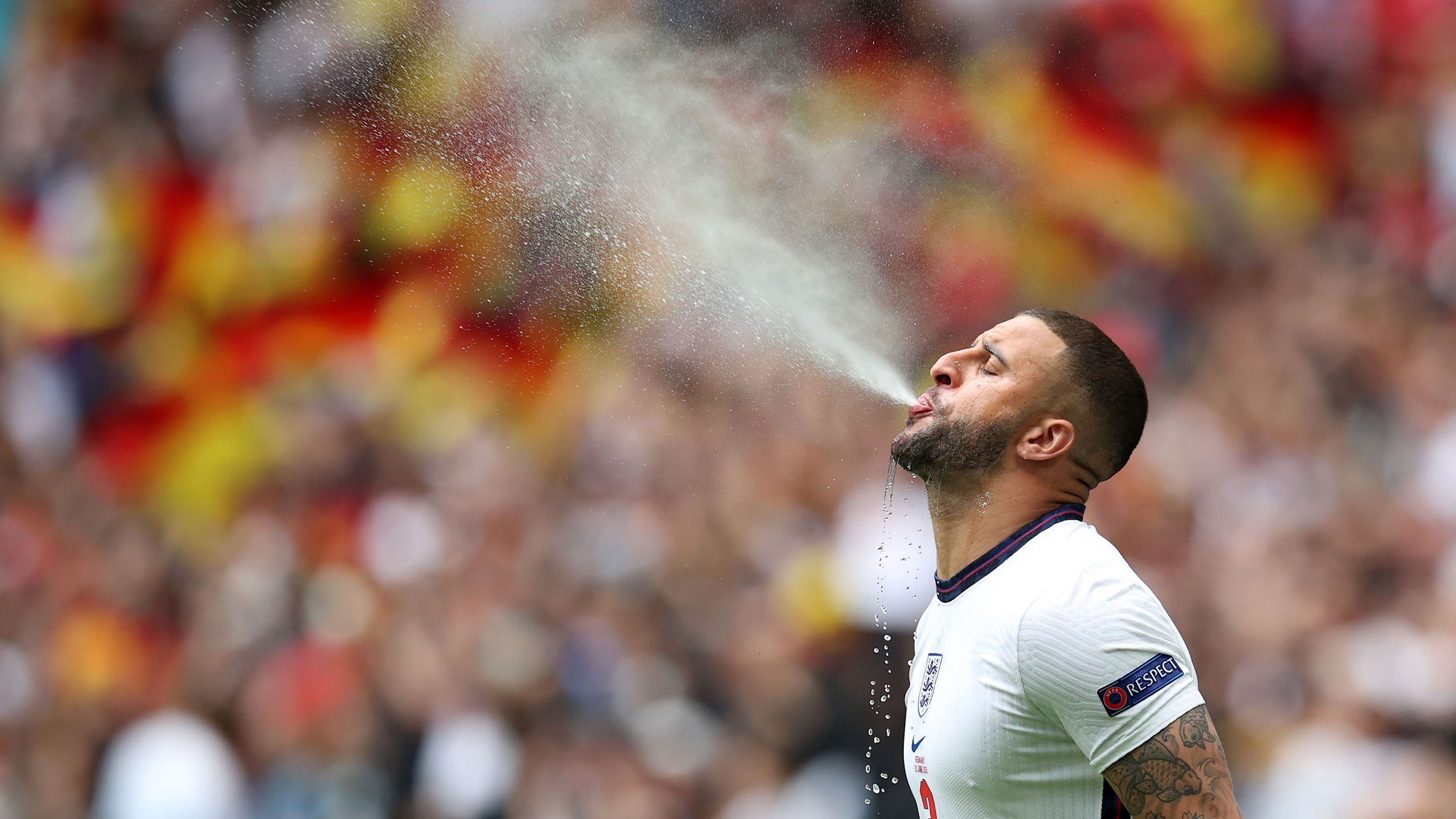 
                <strong>Kyle Walker (England)</strong><br>
                Der Senior im Team der "Three Lions" wird gleich einmal mit einem Fehlpass auffällig. Danach aber defensiv solide, seine gewohnte Offensivstärke verhindert die deutsche Mannschaft im ersten Durchgang weitestgehend. ran-Note: 3
              