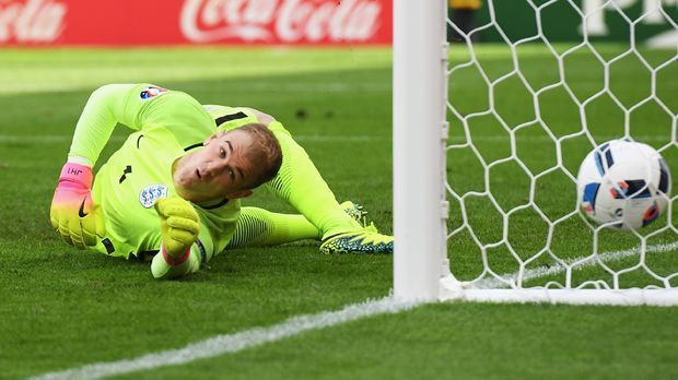 
                <strong>Torwart: Joe Hart (England)</strong><br>
                Torwart: Joe Hart (England): Leider bestätigte der 29-Jährige bei der EM das englische Torwart-Klischee. Der sonst sichere Rückhalt von Manchester City patzte beim Turnier schwerwiegend. So zum Beispiel beim Freistoß-Tor von Gareth Bale in der Vorrunde gegen Wales (2:1) oder beim Achtelfinal-Aus gegen Island (1:2) und dem haltbaren Schuss von Kolbeinn Sigthorsson.
              