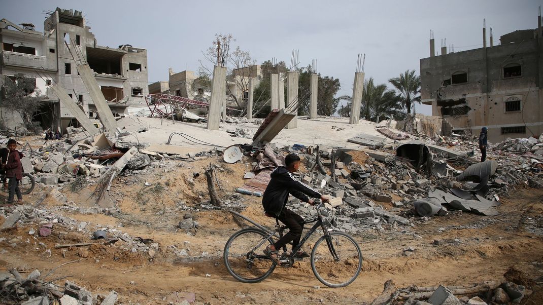 Die Ruinen eines Wohnhauses nach einem israelischen Luftangriff in Rafah. Trotz angespannter Beziehungen zwischen den USA und Israel genehmigt die US-Regierung weiterhin Waffenlieferungen an Israel.