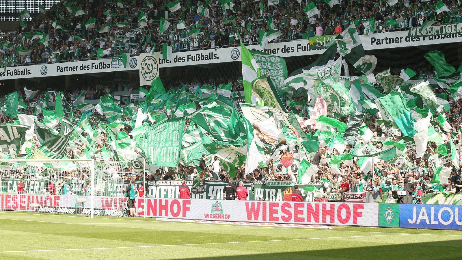 
                <strong>SV Werder Bremen</strong><br>
                Vereinshymne: "Lebenslang grün-weiß" (Original Deutschmacher) 
              
