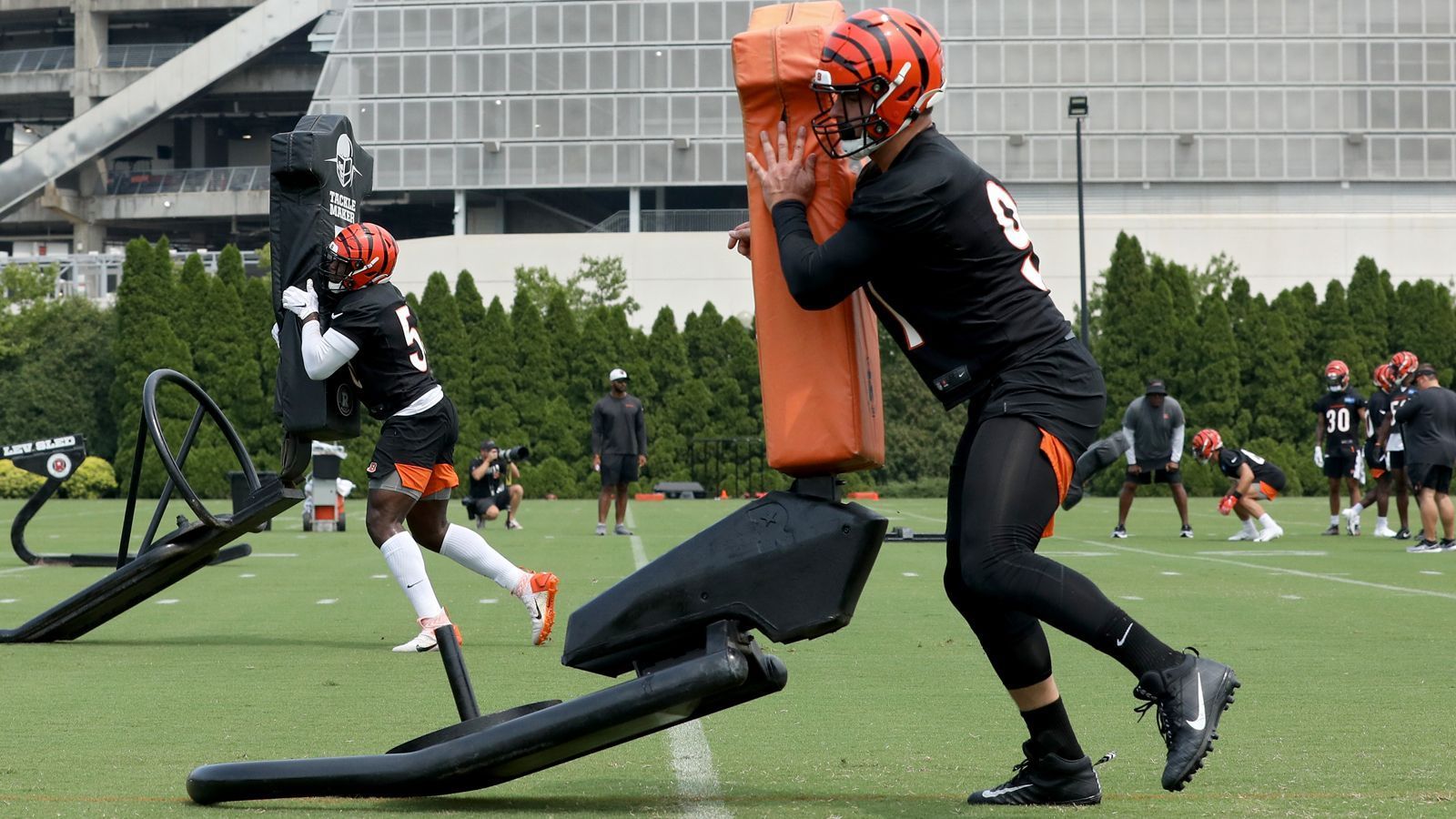 
                <strong>Geteilter 8. Platz: Trey Hendrickson</strong><br>
                &#x2022; Cincinnati Bengals<br>&#x2022; Vertragsdauer: 4 Jahre<br>&#x2022; Jahresgehalt: 15 Millionen Dollar<br>
              