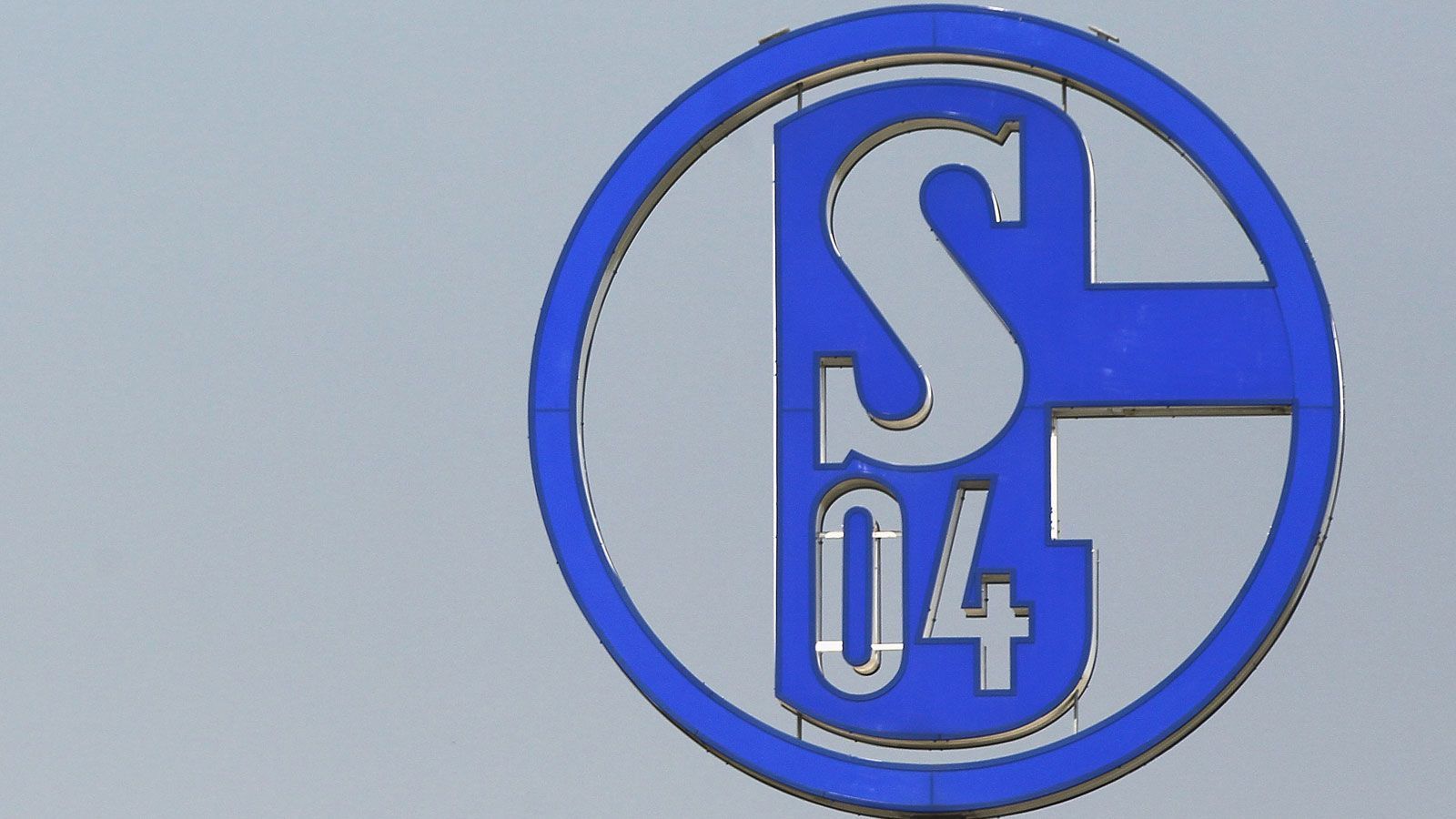 
                <strong>Schalkes Rekordsieg</strong><br>
                Kein Derby ist einseitiger als jenes 1940 im Zweiten Weltkrieg in der Gauliga Westfalen. Wieder ist Ernst Kuzorra der Held, diesmal erzielt er vier Tore in der ersten Halbzeit. Schalke gewinnt mit 10:0! Nur 3000 Zuschauer sehen das Spiel in der Glückauf-Kampfbahn.
              