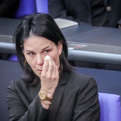 Annalena Baerbock (Bündnis 90/Die Grünen), Außenministerin, reagiert bei der Gedenkstunde des Deutschen Bundestages zum Tag des Gedenkens an die Opfer des Nationalsozialismus.