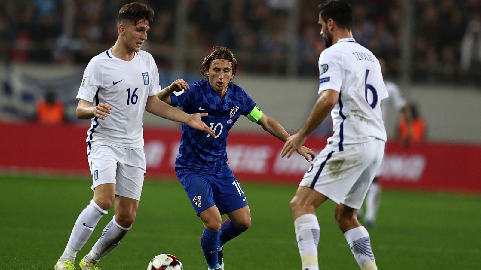 
                <strong>Zum zweiten Mal Playoff-Teilnehmer im Finale</strong><br>
                Kroatien hat sich erst als zweite Nation nach Deutschland 2002 trotz des Quali-Umwegs über die Playoffs für das WM-Finale qualifiziert. Die DFB-Auswahl unterlag vor 16 Jahren in Yokohama Brasilien mit 0:2. Auf ihrem Weg nach Russland mussten sich die Kroaten in ihrer Quali-Gruppe mit Platz zwei hinter Island begnügen, setzten sich dann in der doppelten Zusatzschicht mit einem 0:0 in Griechenland und einem 4:1 zu Hause aber weitgehend problemlos durch.
              