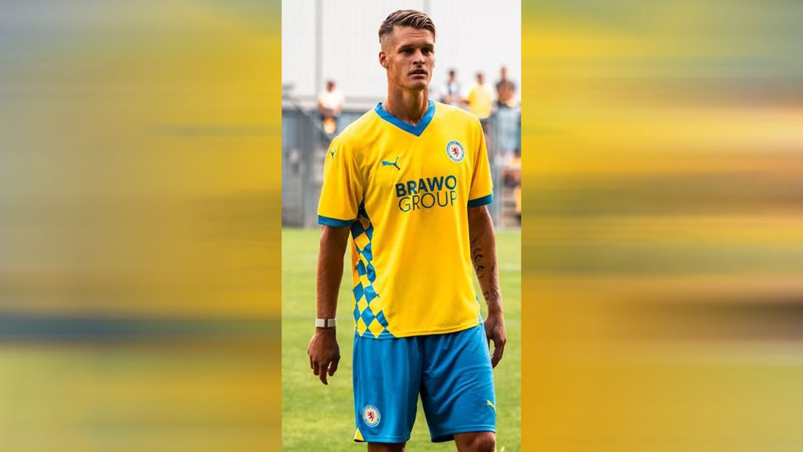 <strong>Eintracht Braunschweig - Heimtrikot</strong><br>Zu Hause spielt der BTSV in Blau und Gelb, daran ändert sich auch 24/25 nichts. Neu ist das Kachelmuster an den Seiten, eine Anspielung auf ein "blau-gelbes Fahnenmeer".