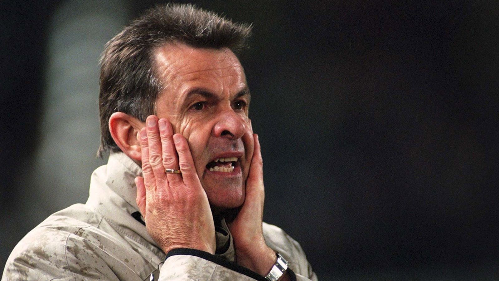 <strong>Platz 10. Ottmar Hitzfeld: 1,86 Punkte pro Spiel</strong><br>
                <strong>Amtszeit beim BVB:</strong> 01.07.1991 - 30.06.1997<br><strong>Spiele als BVB-Trainer:</strong>&nbsp;273 (149 Siege, 60 Unentschieden, 64 Niederlagen)<br><strong>Erfolge mit dem BVB:</strong> 2x Deutscher Meister (1995,1996), 1x Deutscher Pokalsieger (1965), 1x Champions League (1997), 1x Weltclubtrainer des Jahres (1996)