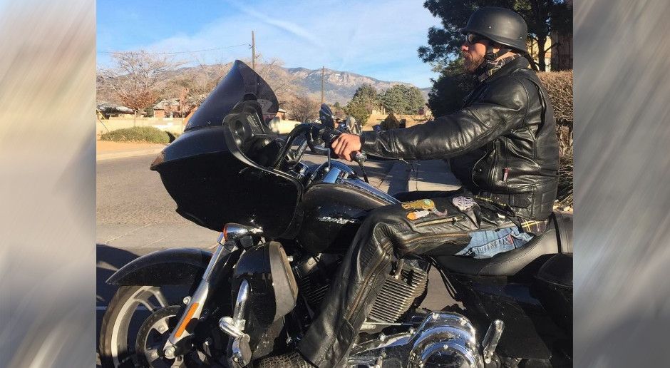 
                <strong>"Cowboy" Cerrone: seine verrückten Hobbies</strong><br>
                Wenn es mal mehr Pferdestärken sein sollen, nimmt Cerrone sein Quad oder seine Harley Davidson.
              