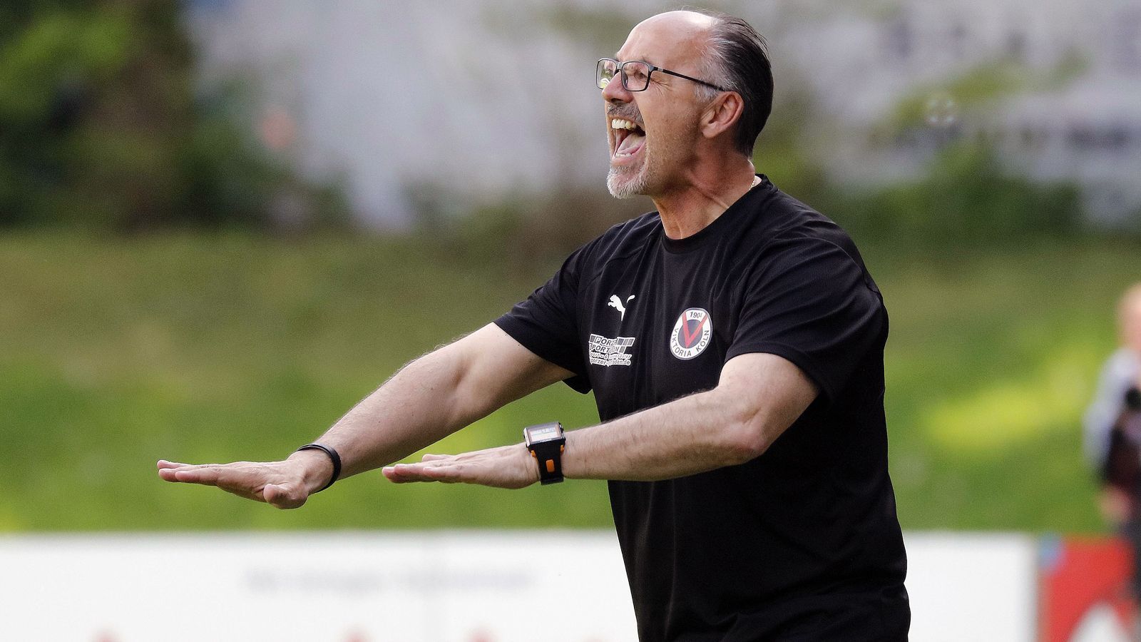 
                <strong>Jürgen Kohler (Trainer U19 Viktoria Köln)</strong><br>
                Dass Viktoria Köln jetzt in der 3. Liga spielt, hat auch ein wenig mit dem früheren Weltmeister Jürgen Kohler zu tun. Dieser sprang am letzten Regionalliga-Spieltag der Vorsaison als Coach der Rheinländer ein, nachdem sich der Tabellenführer überraschend von Patrick Glöckner trennte. Eigentlich ist Kohler als U19-Trainer bei den Kölnern engagiert, doch in die Geschichtsbücher des Klubs schaffte er es als letztlicher Aufstiegs-Coach der Profis in die 3. Liga. Durch einen 1:0-Sieg gegen Borussia Mönchengladbach II machte Viktoria Köln am letzten Spieltag Platz 1 und damit den Aufstieg mit Kohler an der Seitenlinie perfekt. Danach rückte der 54-Jährige wieder zurück ins zweite Glied und machte Platz für Pavel Dotchev.
              