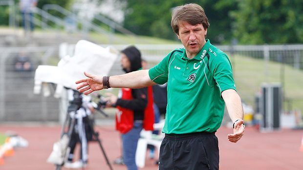 
                <strong>Daniel Stendel (Hannover 96)</strong><br>
                Daniel Stendel (Hannover 96): Für Schaaf übernimmt Daniel Stendel das Amt des Cheftrainers. Der 41-Jährige betreute zuletzt die U19 der Hannoveraner. Den Abstieg konnte auch er nicht verhindern.
              